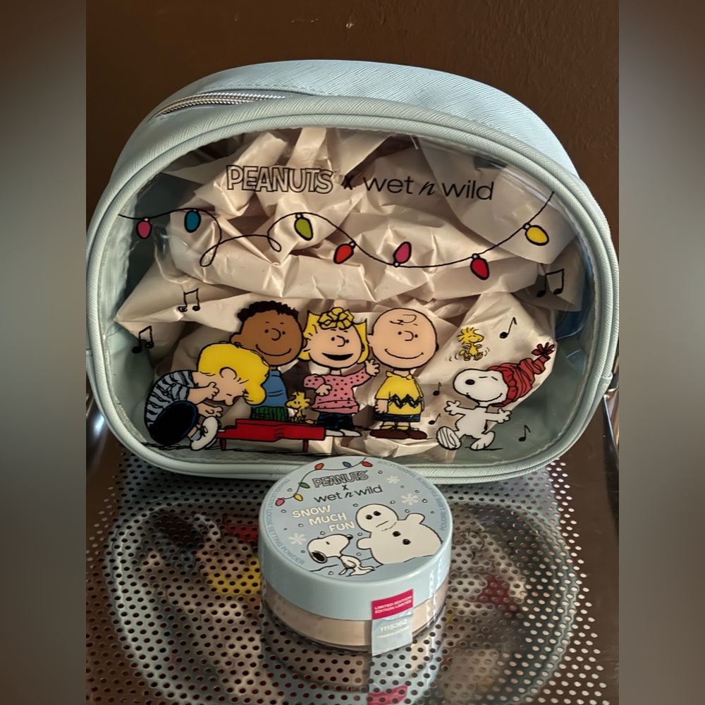 Wet n Wild x Peanuts limited edition Christmas cosmetic bag - Picture 5 of 5